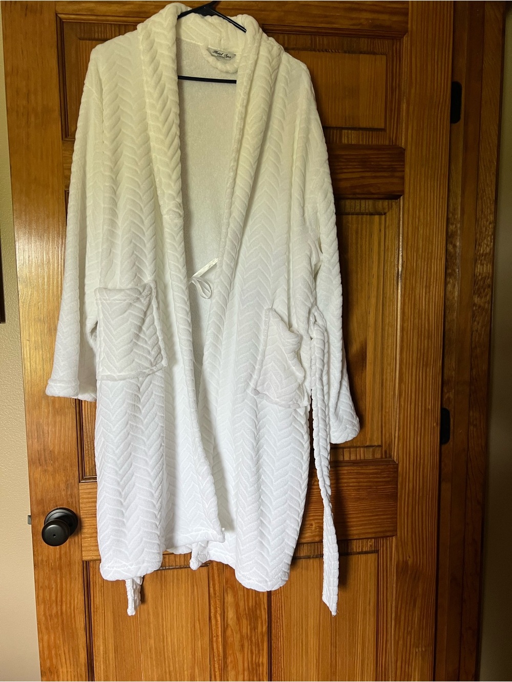 Hotel Spa Collection Plush White Shawl Collar Robe with Tie Waist ❤️ - Picture 3 of 7